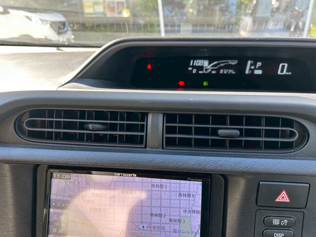 視認性の高いデジタルメーターとナビゲーション。中央の吹き出し口は風量調整も容易です。【アクア】